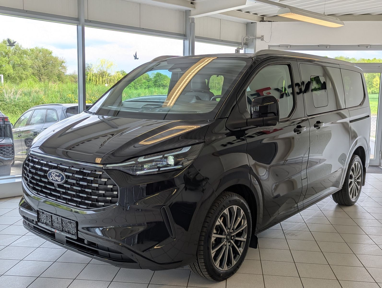 Fahrzeugabbildung Ford Tourneo Custom 320 Titaniu-X Leder Pano StHz AHK
