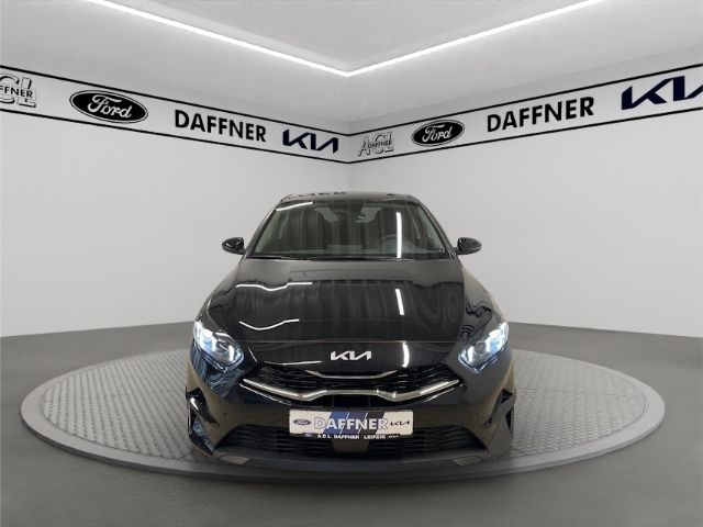 Fahrzeugabbildung Kia Ceed Ultimate VerkehrszeichenERK totWinkelASS