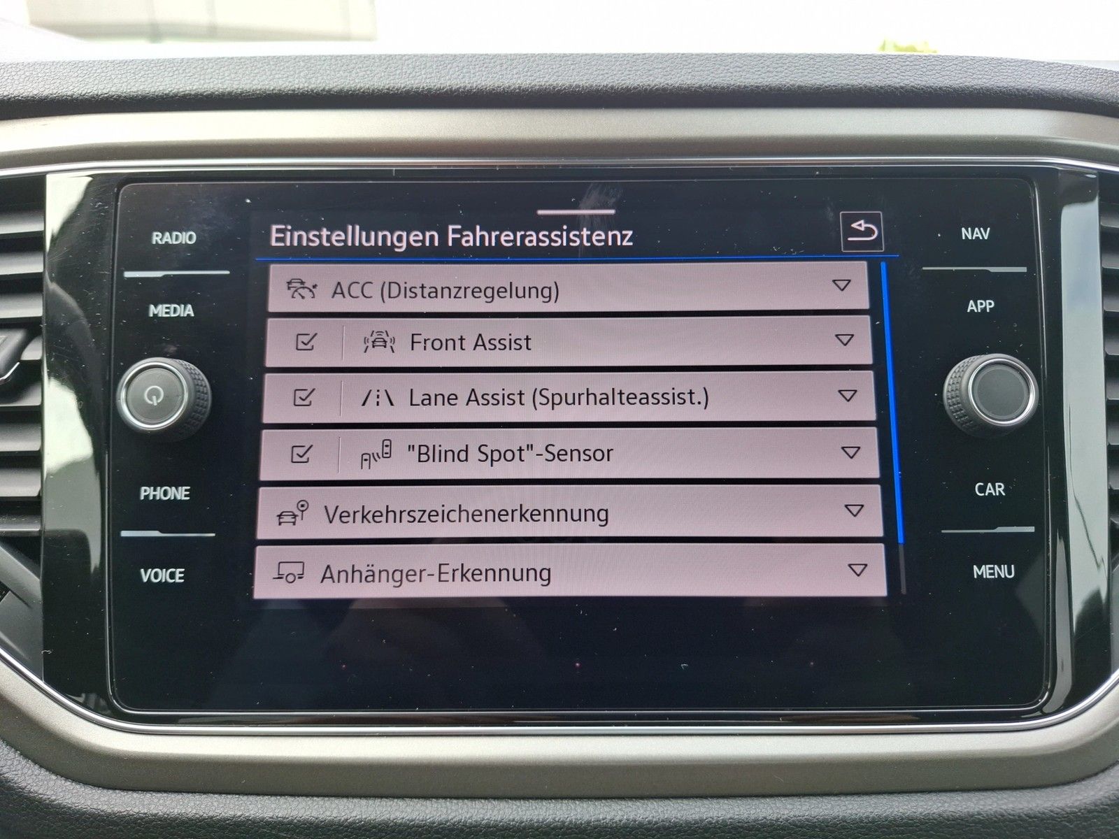 Fahrzeugabbildung Volkswagen T-Roc TSI Style LED AHK Navi ACC RFK SH