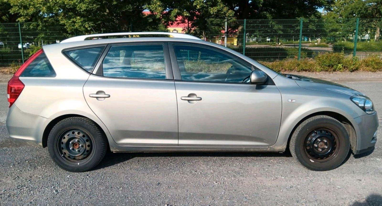 Kia cee'd 2011 — rear view