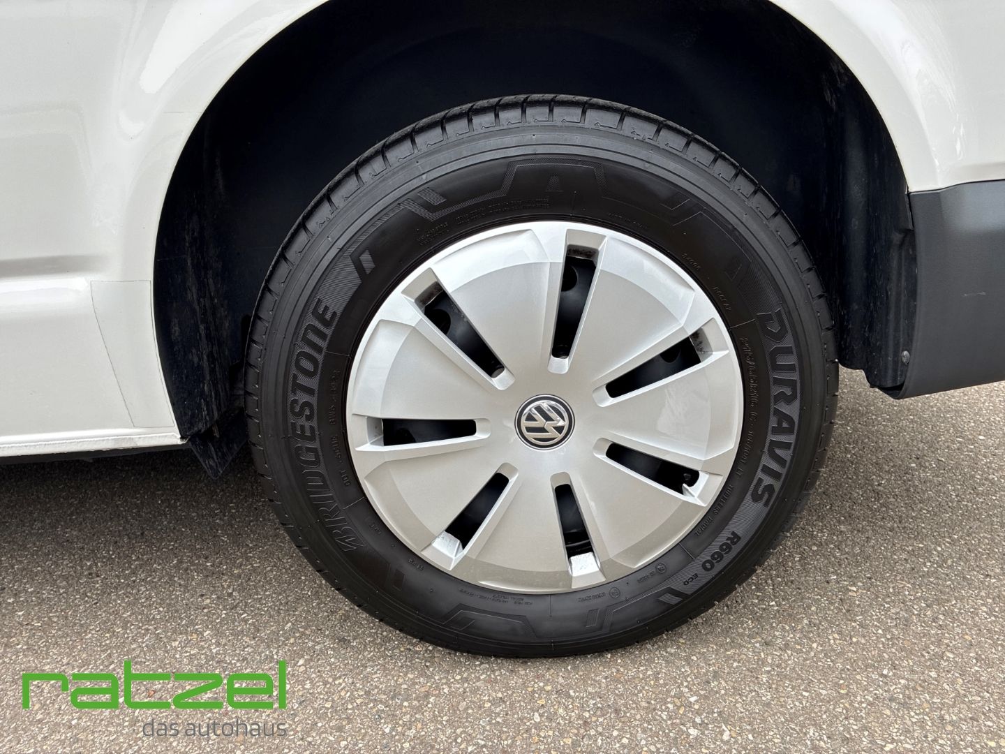 Fahrzeugabbildung Volkswagen T6.1 Kombi 2.0 TDI 9-Sitzer KR AHK Navi DAB Appl