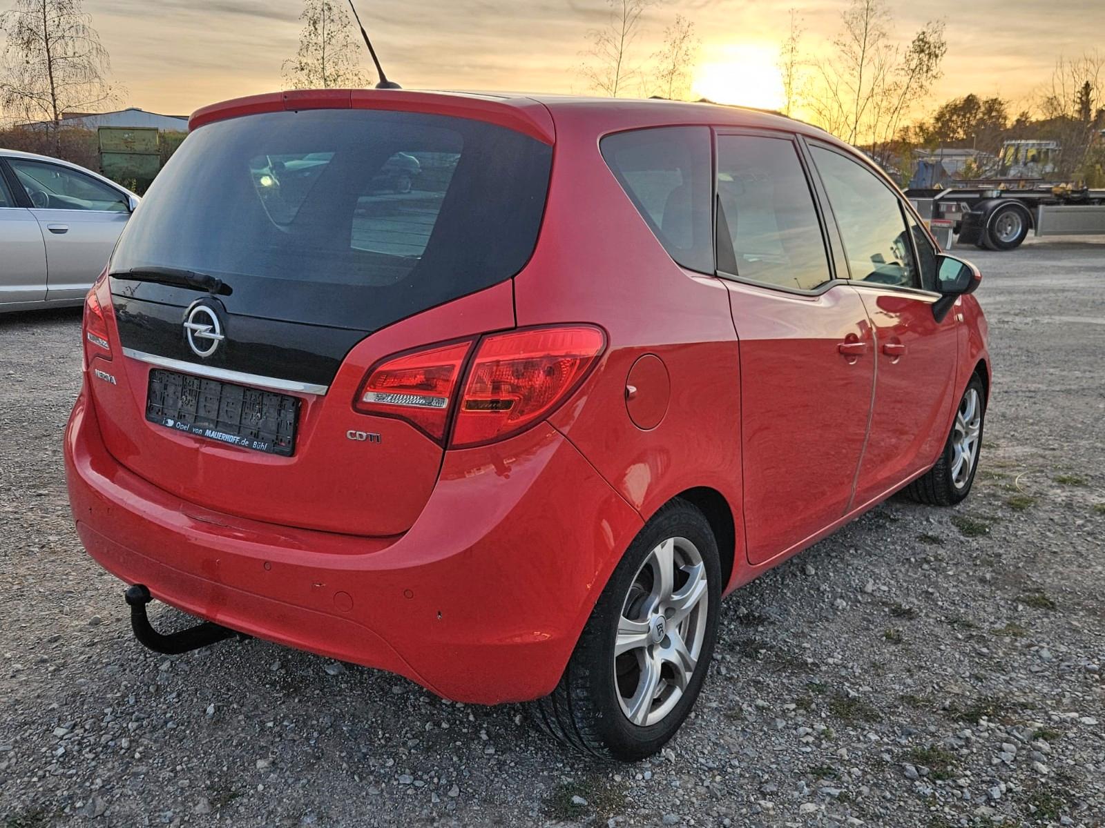Opel Meriva 2011 — салон