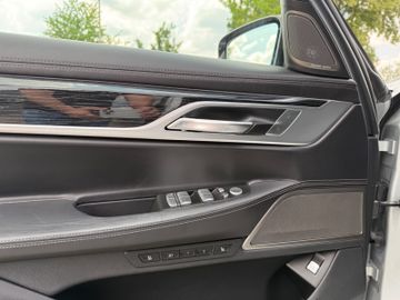 BMW 750 - 10