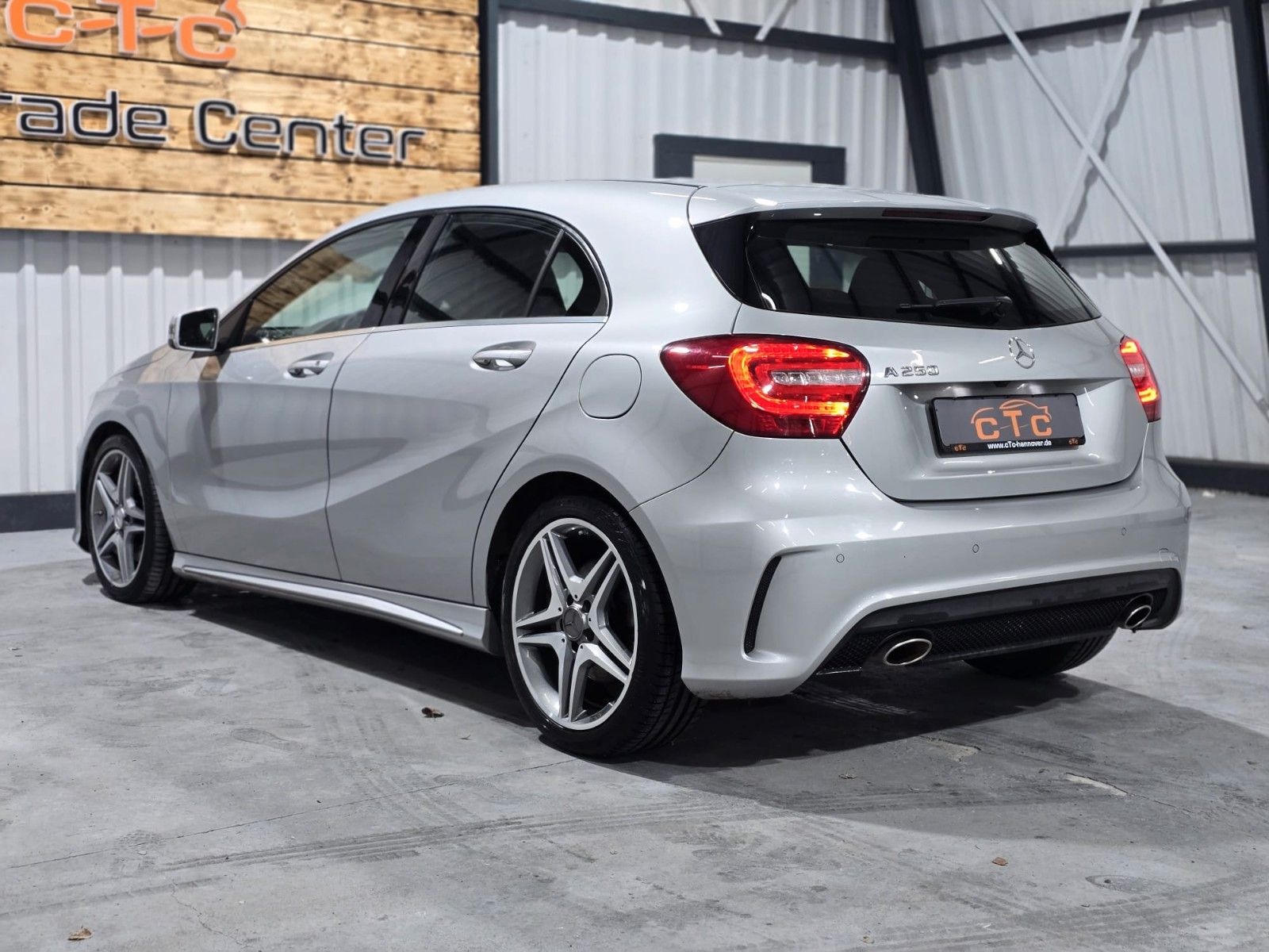 Fahrzeugabbildung Mercedes-Benz A250 AMG-Line/Panorama/Navi/8fach/TÜV-NEU