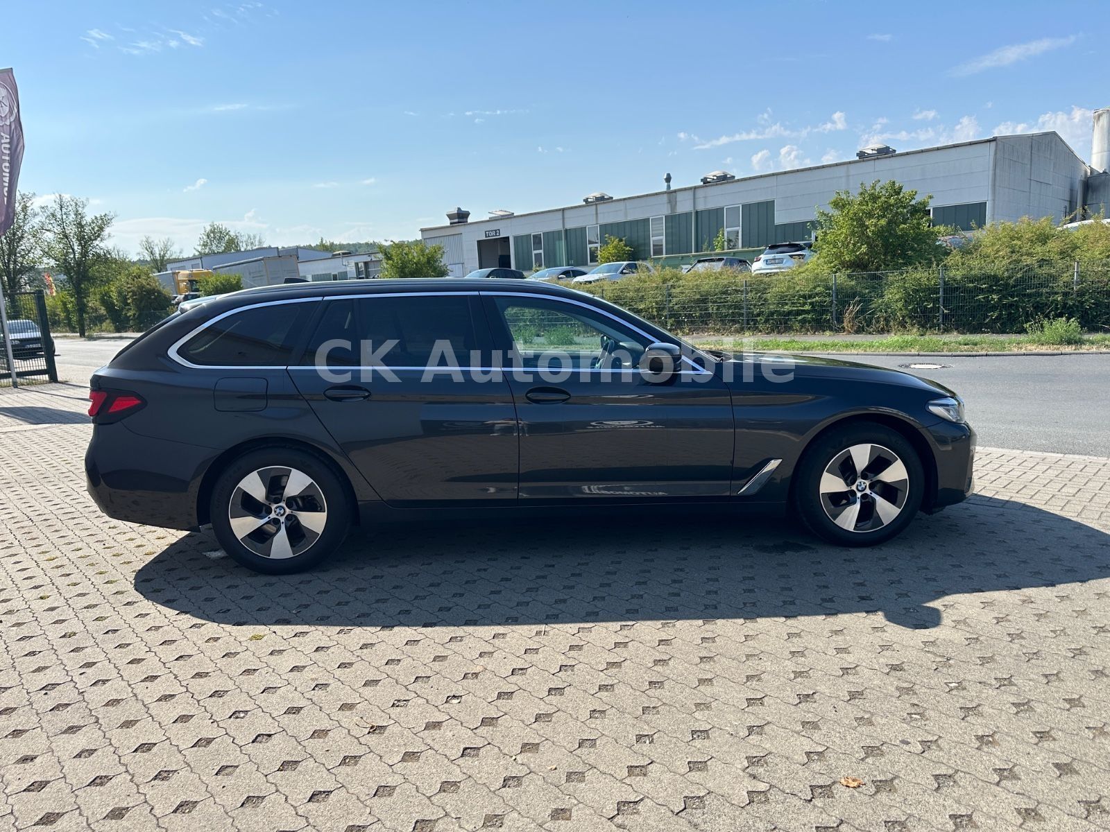 Fahrzeugabbildung BMW 520d Touring/Navi/Leder/Head-Up/Kamera/LED/ACC