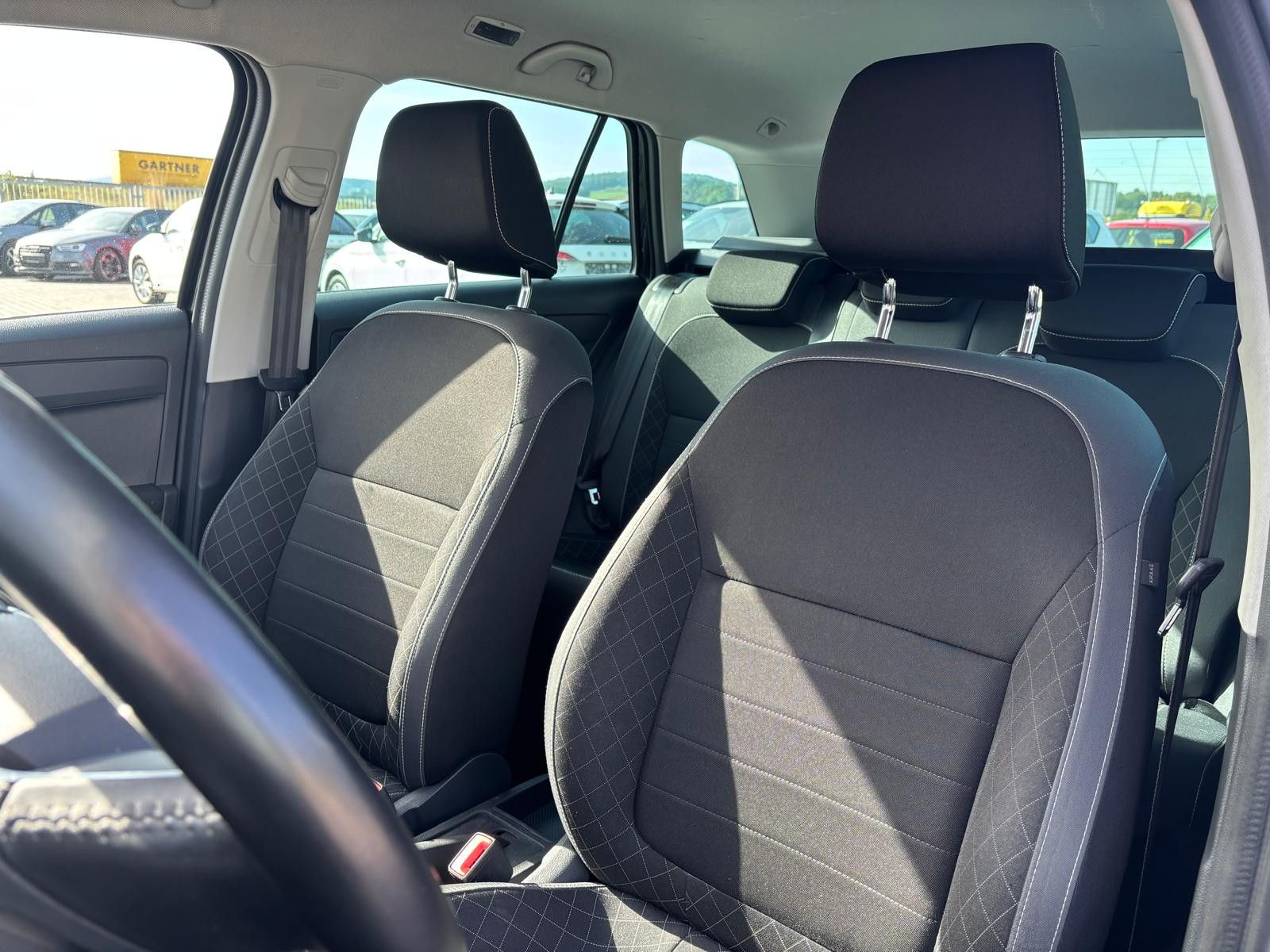 Fahrzeugabbildung SKODA Fabia Combi DSG BUSINESS-NAV-PDC-SHZ-APPS-TEMP