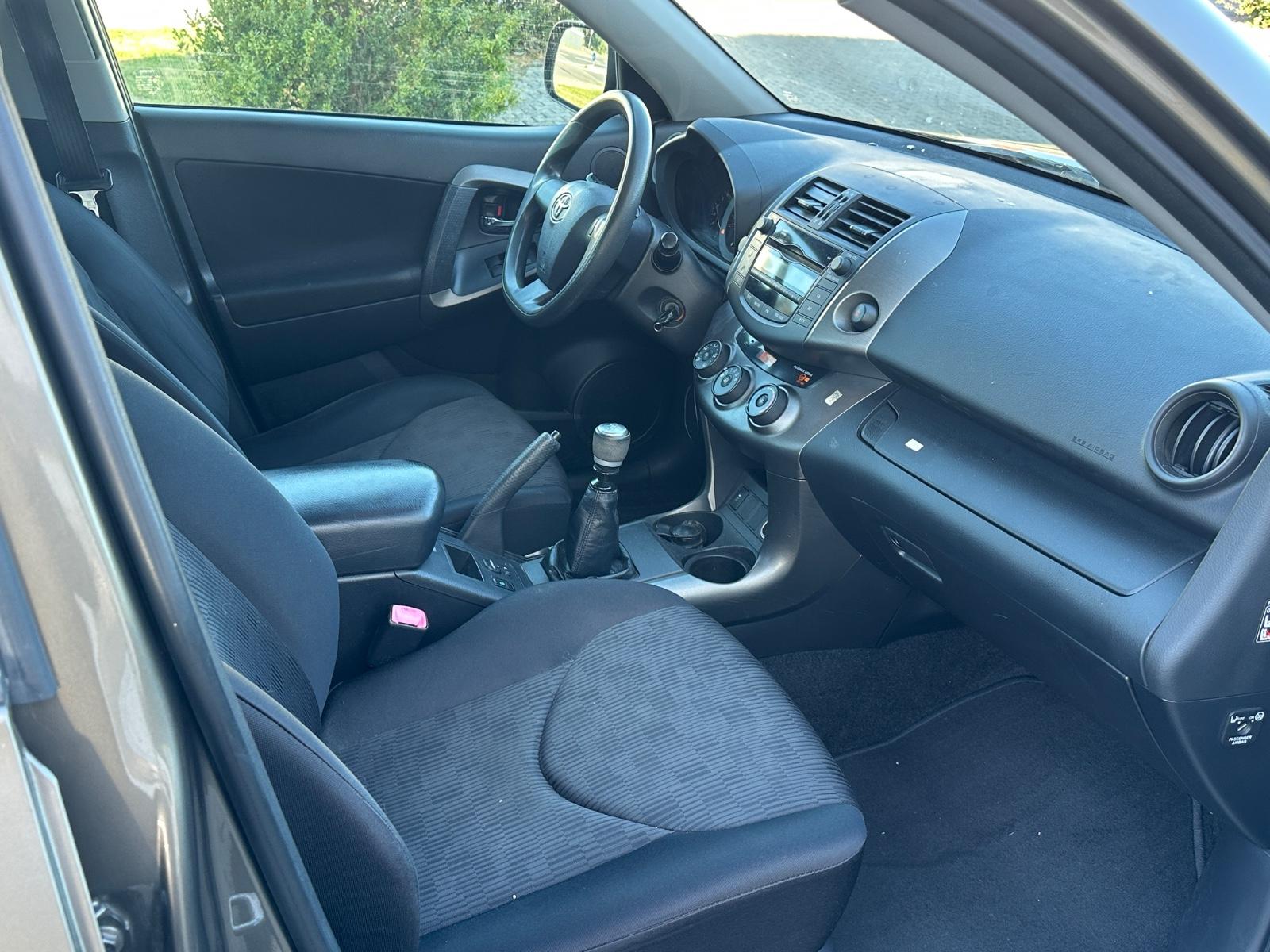 Toyota RAV 4 2.0 VVT-i 158 ch Essence • Attelage • Radar de recul • Barres de toit