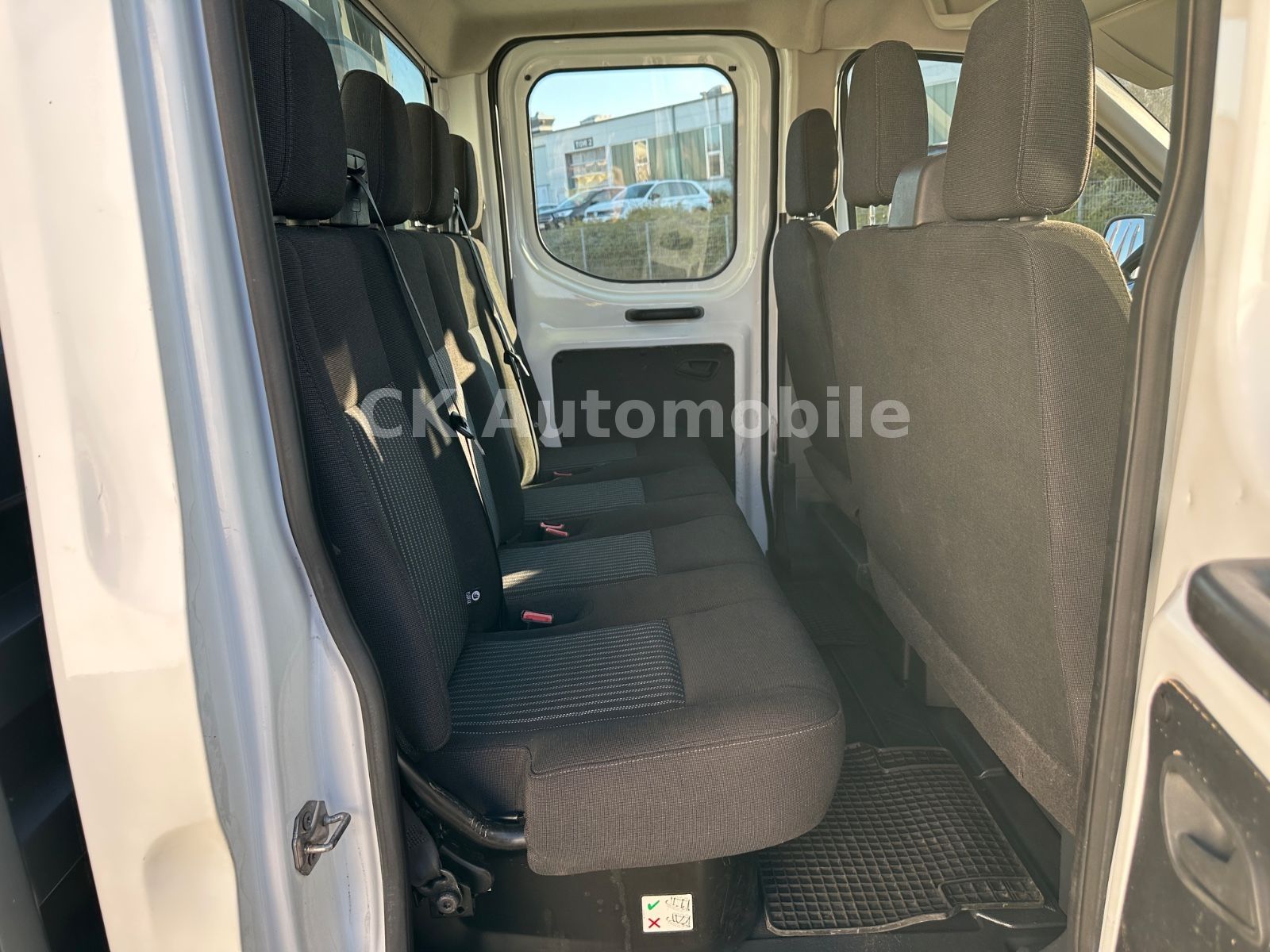 Fahrzeugabbildung Ford Transit Pritsche 350 L2 DoKA/7 Sitze/Klima/AHK