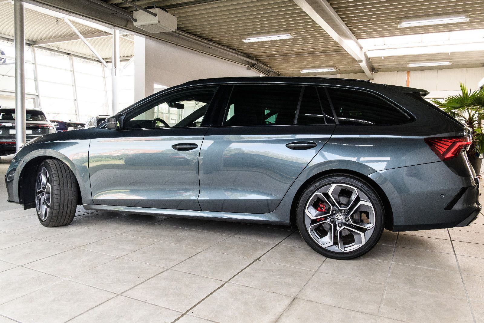 Fahrzeugabbildung SKODA Octavia 2.0 TSI DSG RS COMBI NAVI/ACC/AHK/SZH