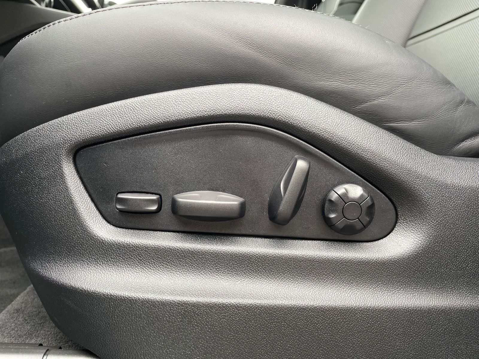 Fahrzeugabbildung Porsche Cayenne V6 Coupe |ACC|HUD|PASM|3.Displ.|Bose|22"