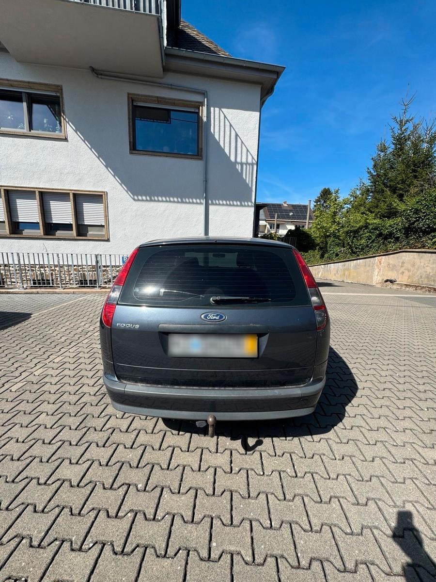 Ford Focus 2006 — rear view