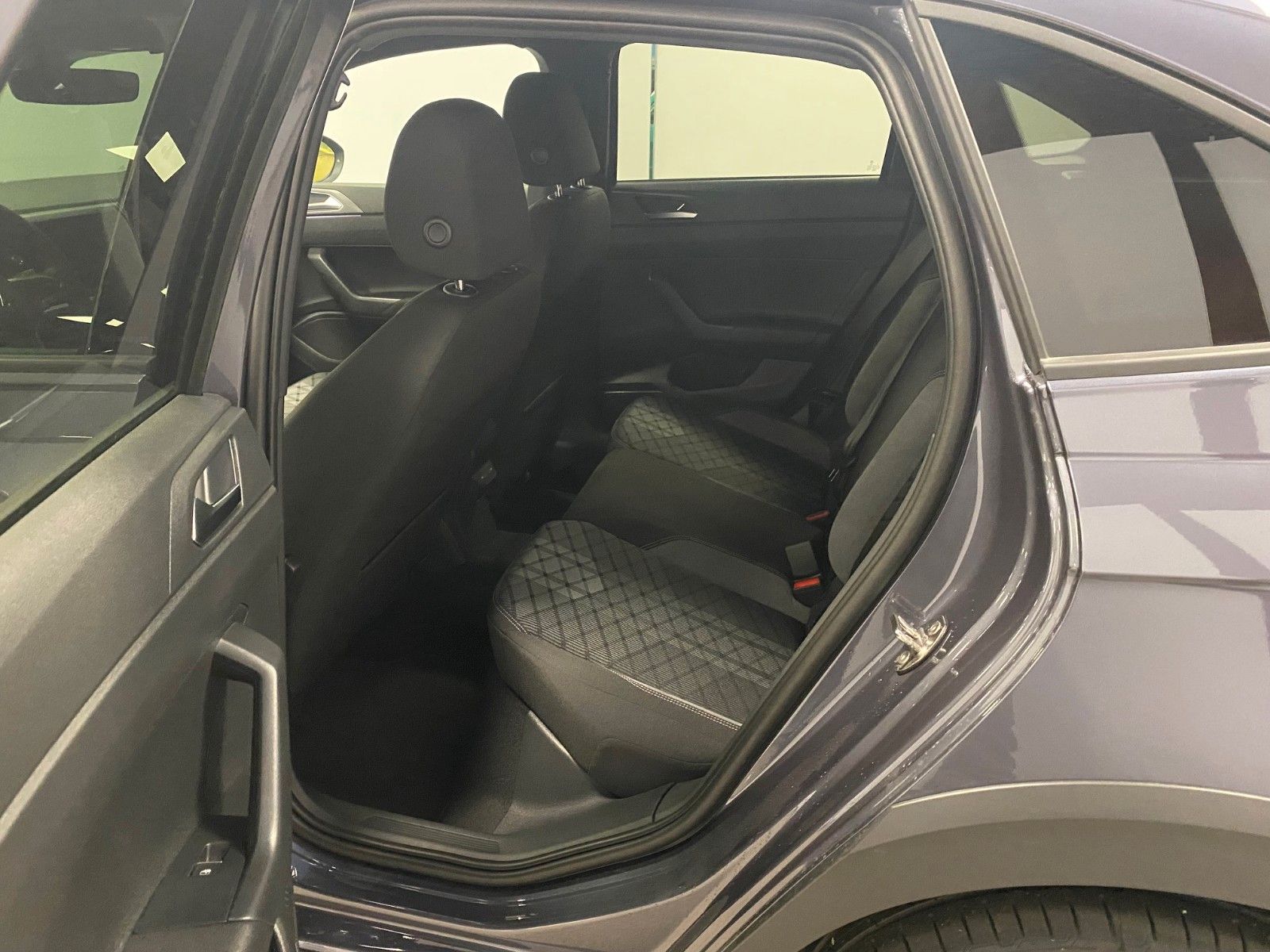 Fahrzeugabbildung Volkswagen Taigo 1.5 TSI DSG R-LINE+Black Style+ACC+Matrix+