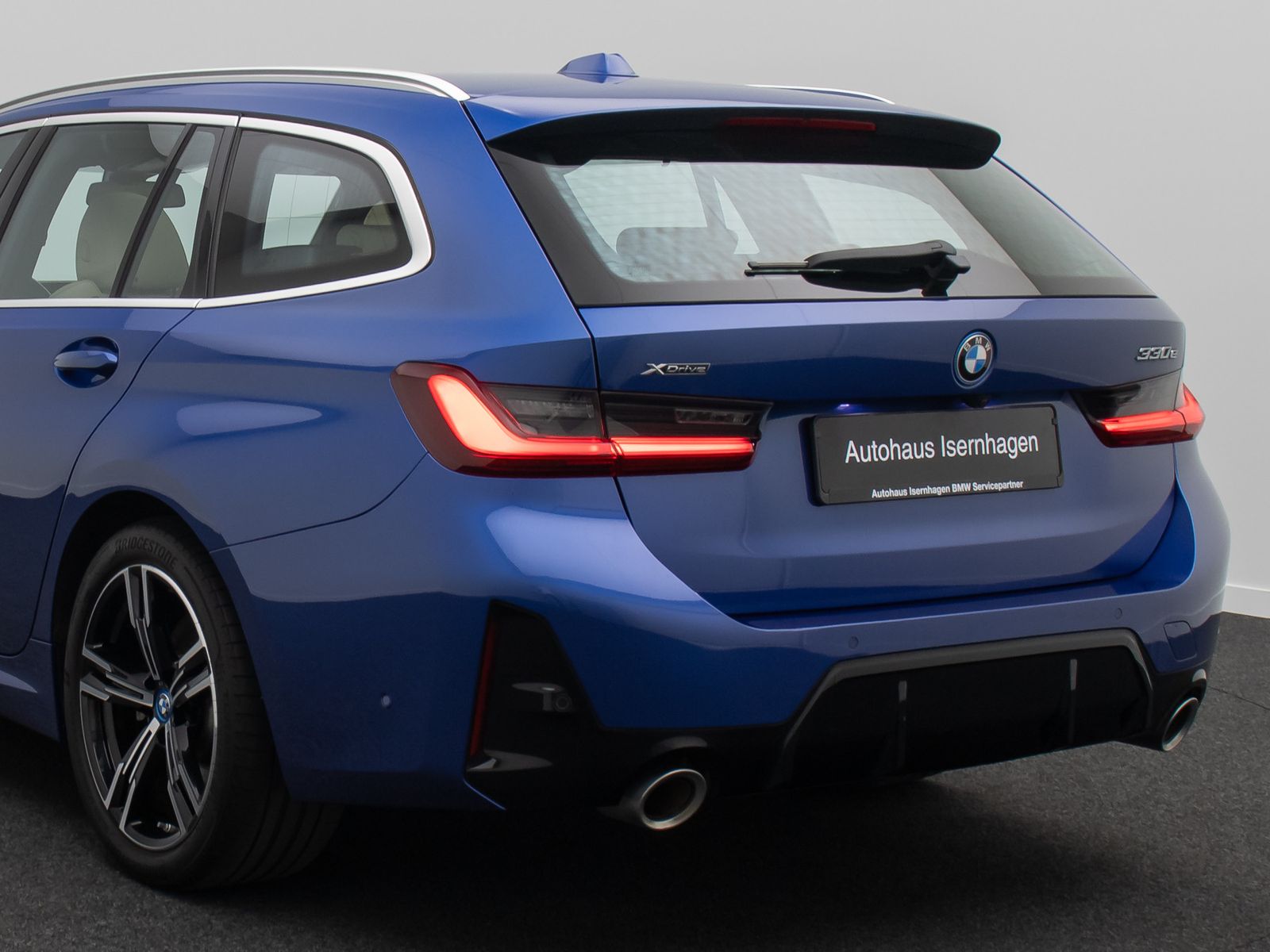 Fahrzeugabbildung BMW 330e xD  M Sport Panorama Kamera HUD DAB HiFi