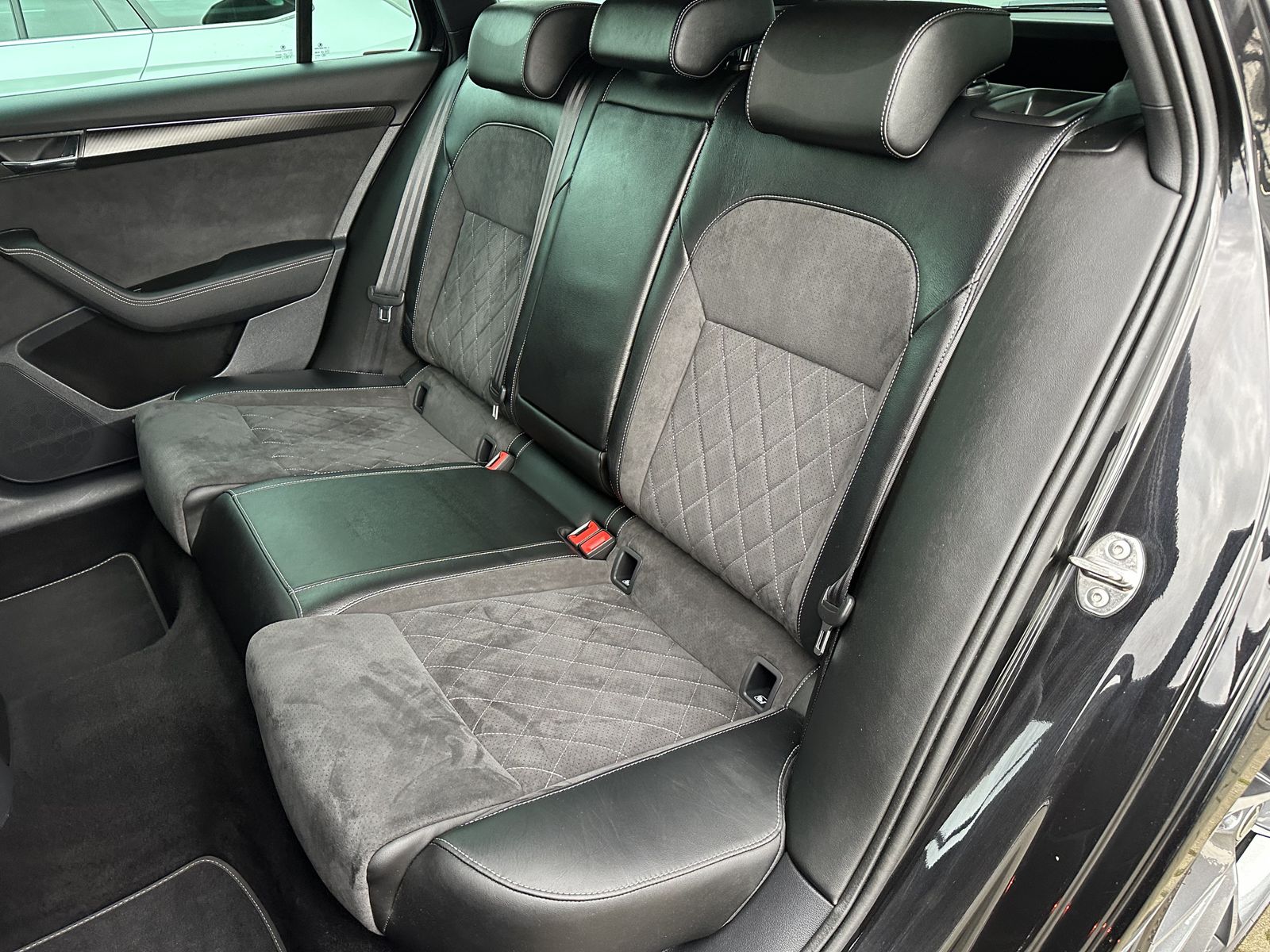 Fahrzeugabbildung SKODA Superb Combi 2.0 TDI DSG Sportline NAV+LED+VCOCK