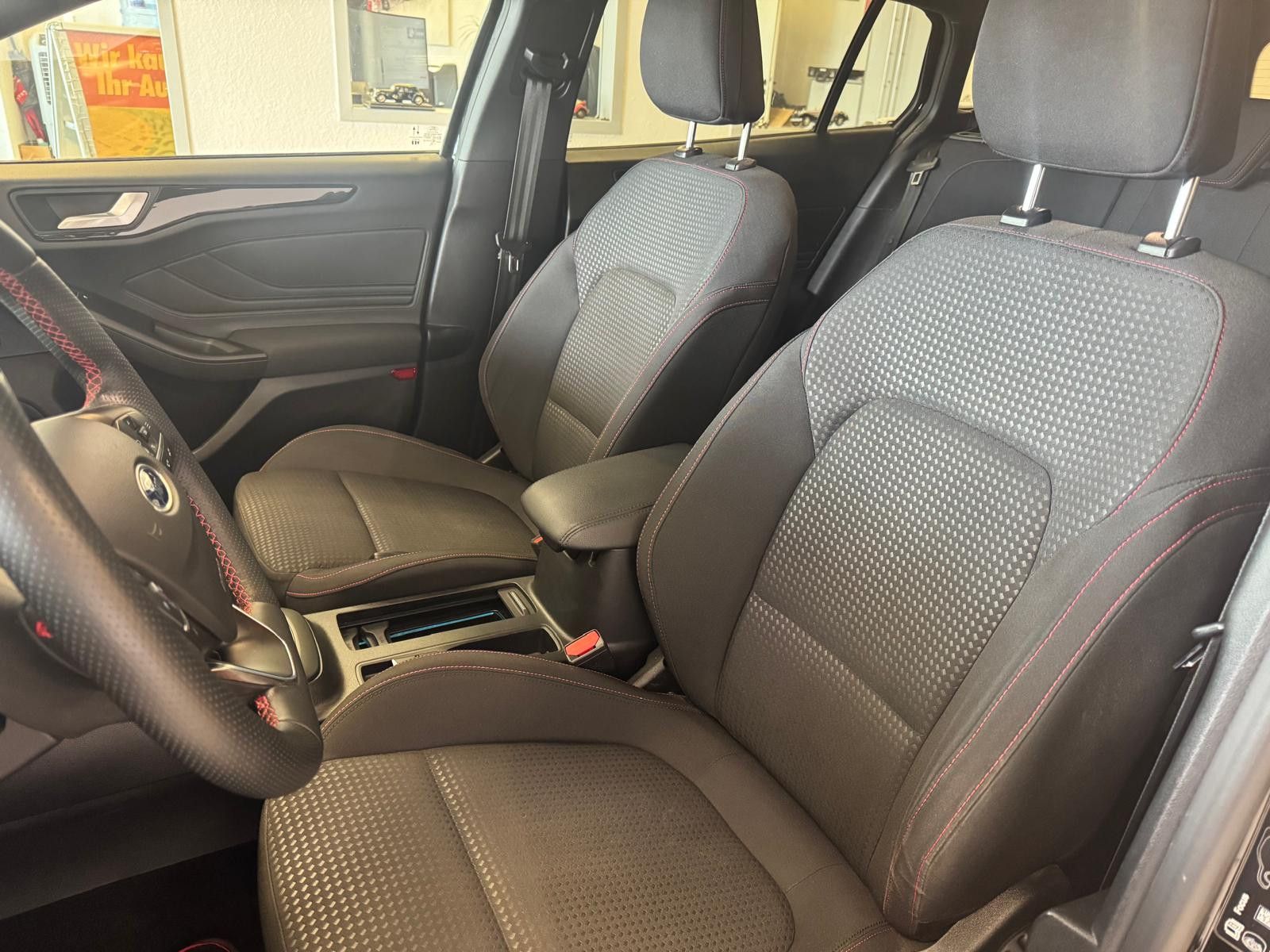 Fahrzeugabbildung Ford Focus 1,5 EcoBoost ST-Line /LED/NAVI/KLIMA