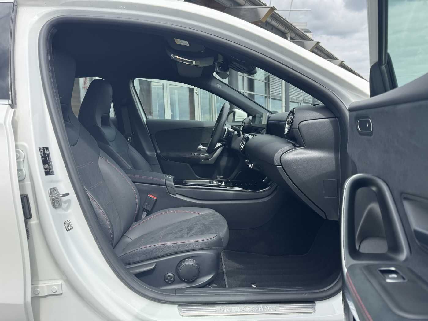 Fahrzeugabbildung Mercedes-Benz A 200d AMG+AHK+Ambiente+RFK+MBUX+LED+IHC