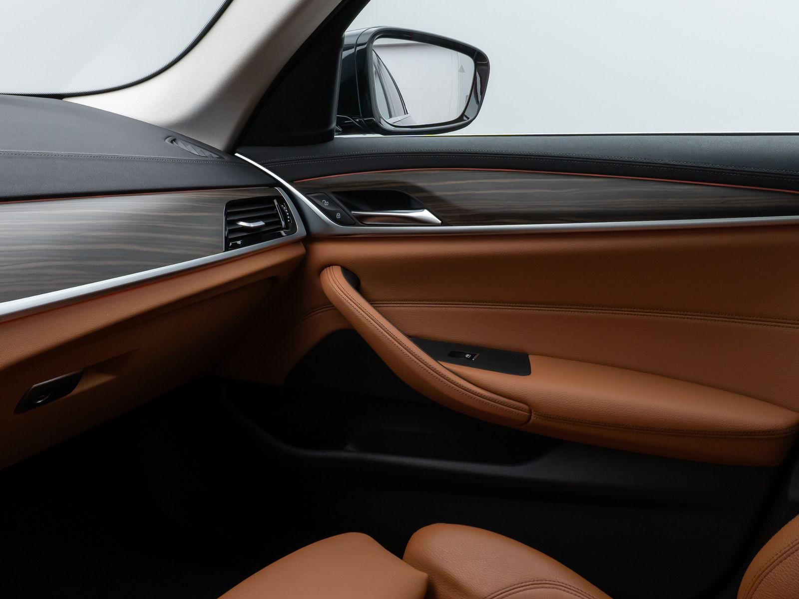 Fahrzeugabbildung BMW 530e xD LuxuryLine 360°HUD DAB AHK Komfort Sport