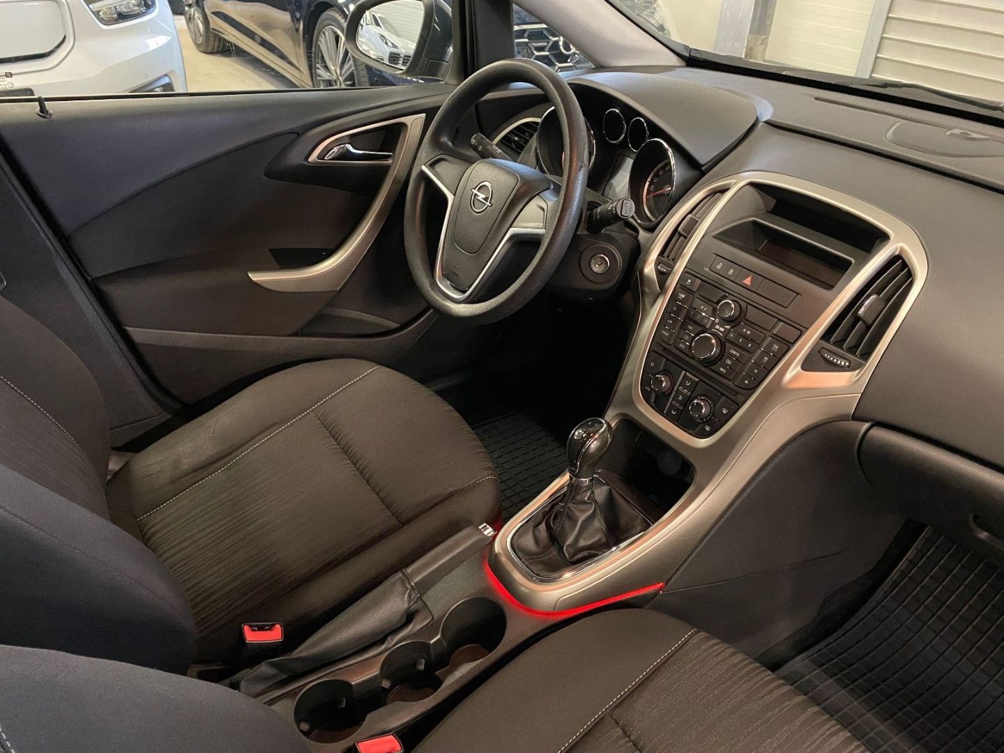 Fahrzeugabbildung Opel Astra J Lim. 5-trg. Edition AHK Klima