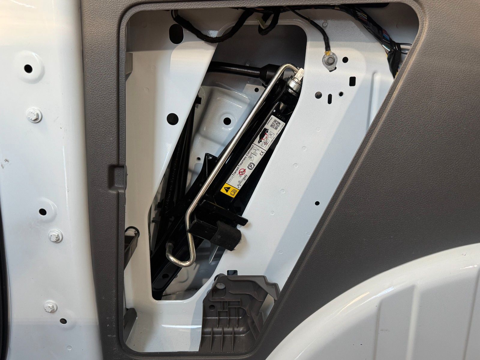 Fahrzeugabbildung Ford Transit Connect 230 L2 Autm. Trend 4d AHK