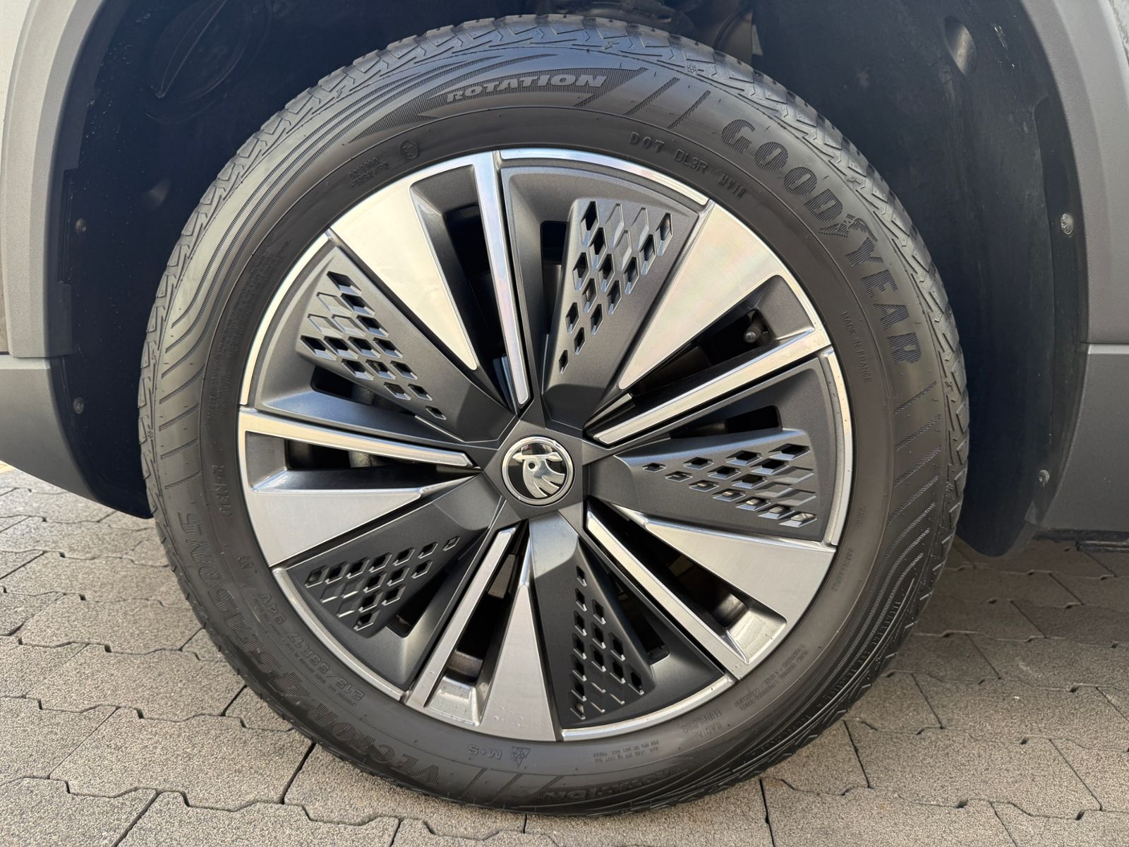 Fahrzeugabbildung SKODA KAROQ 1.5 TSI DSG AHK AMB LED NAVI