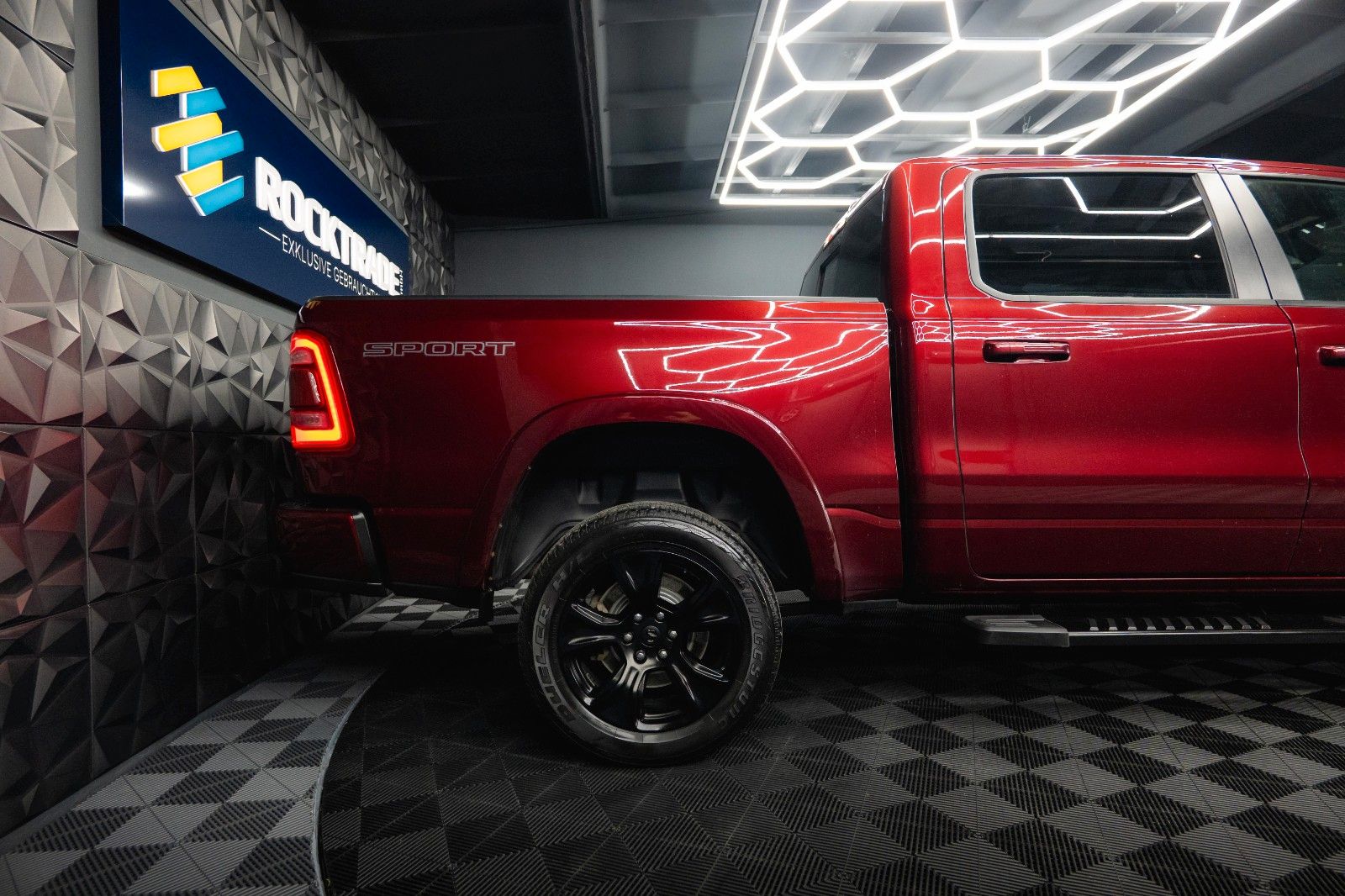 Fahrzeugabbildung Dodge RAM 5.7 V8 HEMI 4x4 NIGHT-Edition LARAMIE Sport