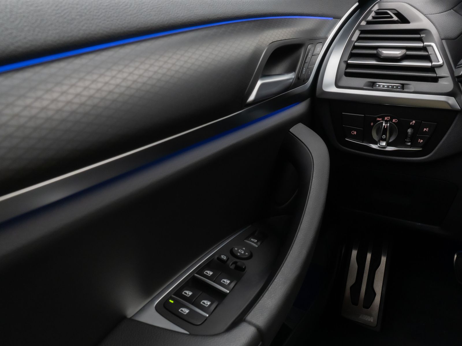 Fahrzeugabbildung BMW X3 M40d Kamera Laser HUD DAB H/K AHK Komfort 20"