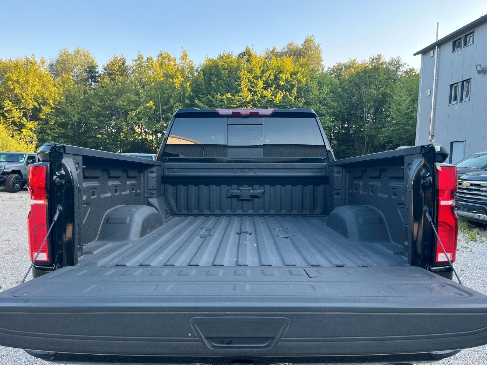 Vehicle photo 7