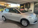 Lancia Ypsilon 1.2 69 CV 5 porte Platinum - silberne Lancia Ypsilon