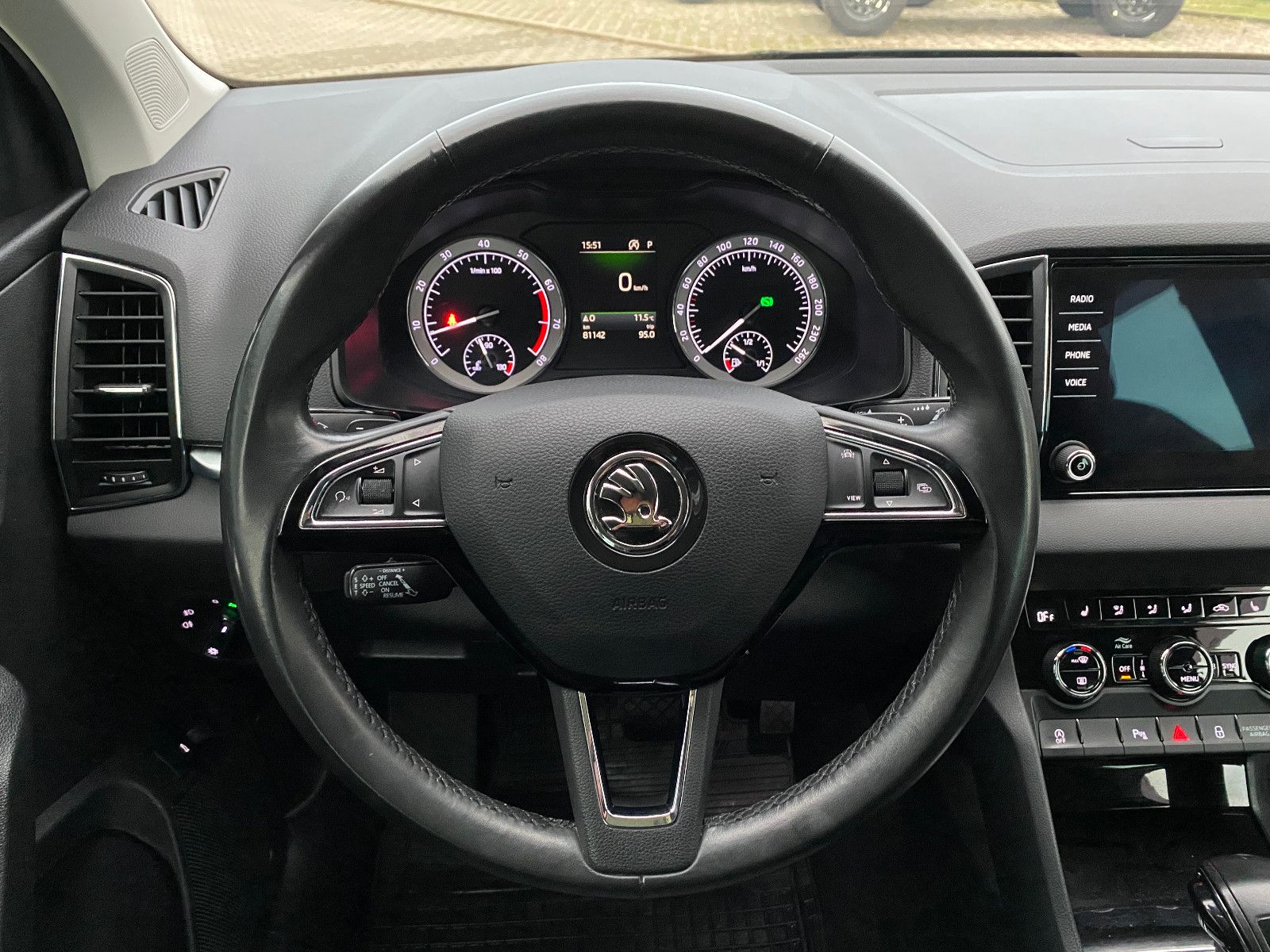 Fahrzeugabbildung SKODA Karoq Style 1.5 DSG SHZ+KAMERA+NAVI+AHK+TÜV-NEU