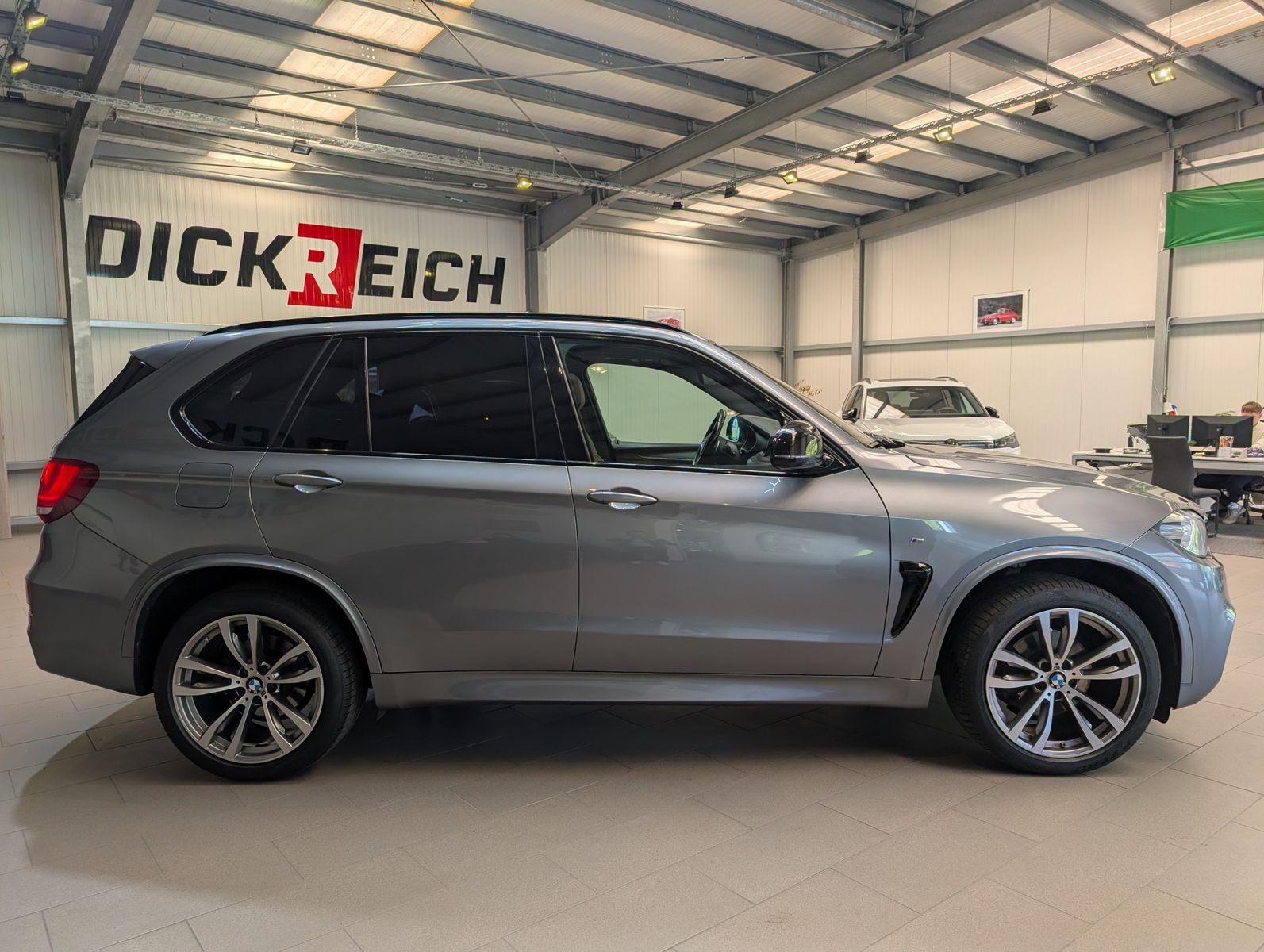 Fahrzeugabbildung BMW X5 xD 30d M-Sport HUD Pano H&K Komfortsi AHK 20"