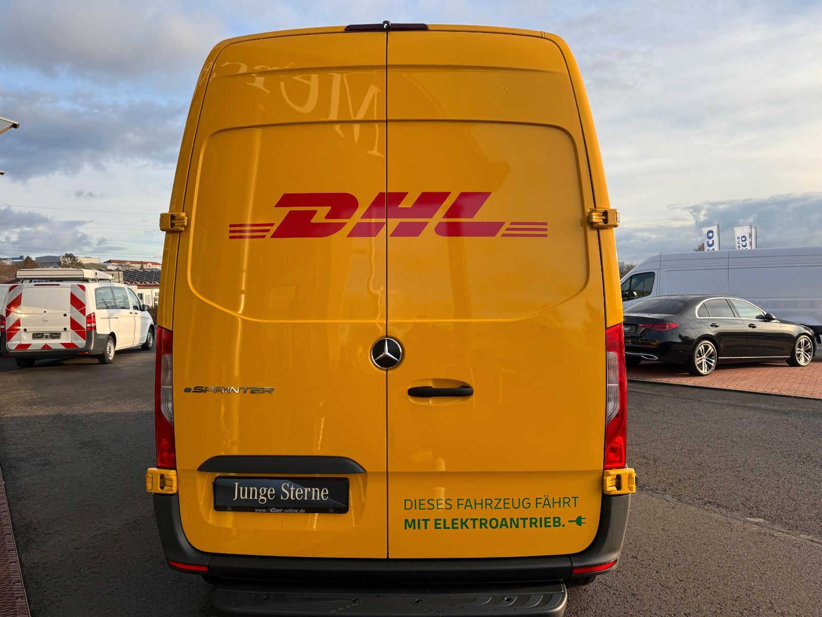 Fahrzeugabbildung Mercedes-Benz eSprinter 312 DHL Regal KEP-Ausbau