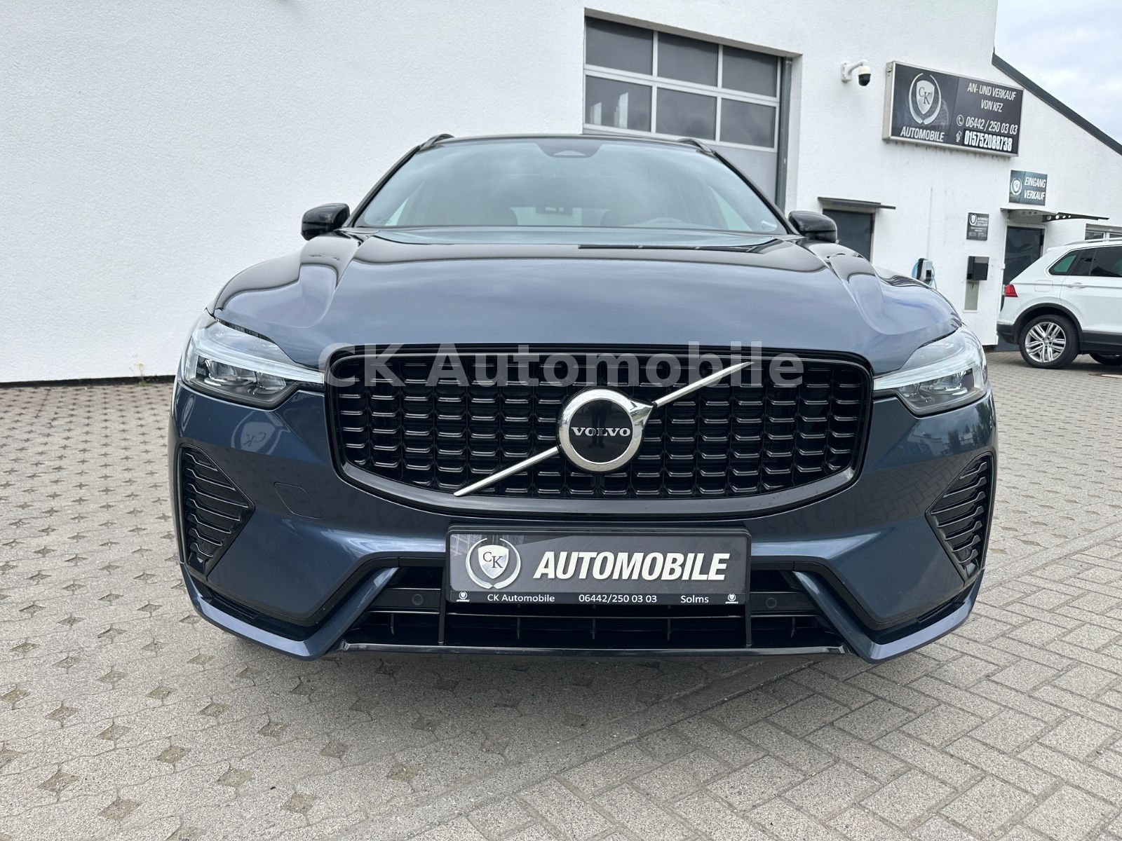 Fahrzeugabbildung Volvo XC60 B4 R Design 2WD/Navi/Pano/Kamera/LED