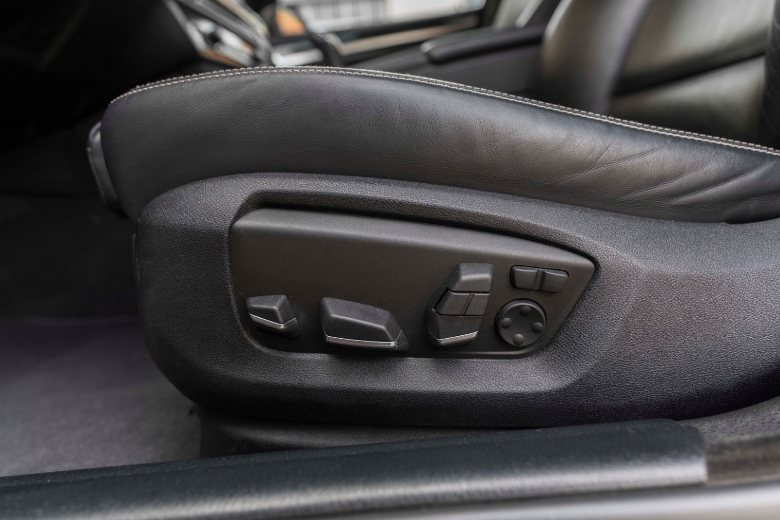 Fahrzeugabbildung BMW 550IX M-SPORTPAKET HUD B&O ACC HUD KAM TOTW