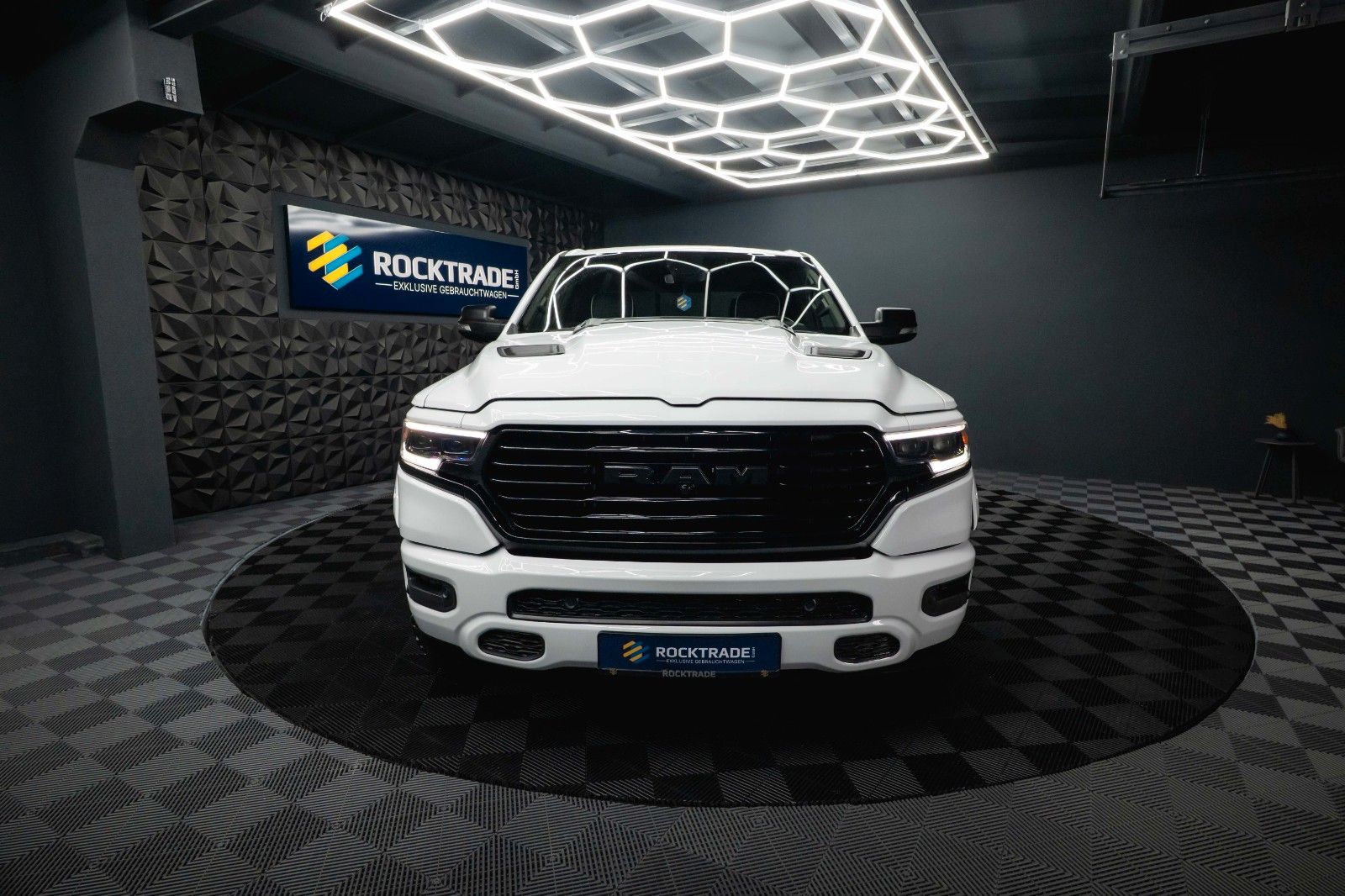 Fahrzeugabbildung Dodge RAM 5.7 V8 HEMI 4x4 OFFROAD Night-Paket *LED*19%