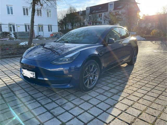 Tesla Model 3 Allradantrieb mit Dualmotor Long Ran...