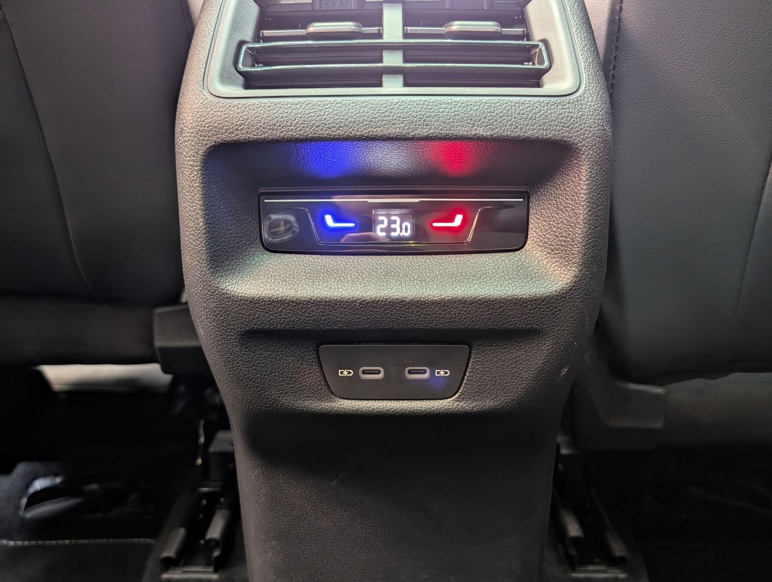 Photo du véhicule Volkswagen Tiguan 2.0TDI R-Line 4M Pano Black AHK Matrix 20