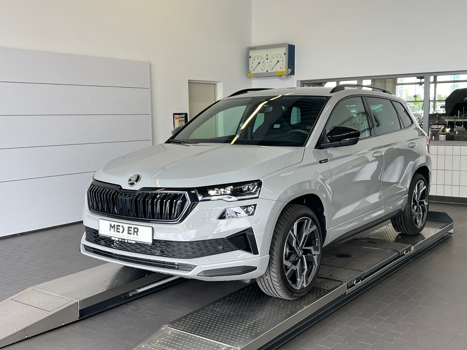 Fahrzeugabbildung SKODA Karoq Sportline 2.0 TDI DSG *CANTON, AHK, Navi,