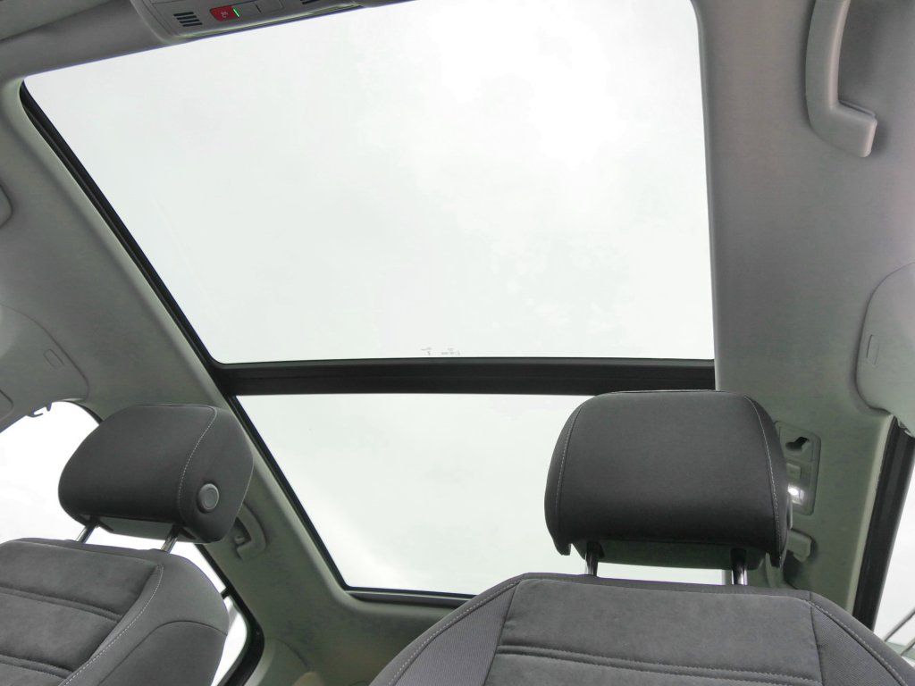 Fahrzeugabbildung Volkswagen Touran Highline 2.0 TDI DSG AHK Navi RFK