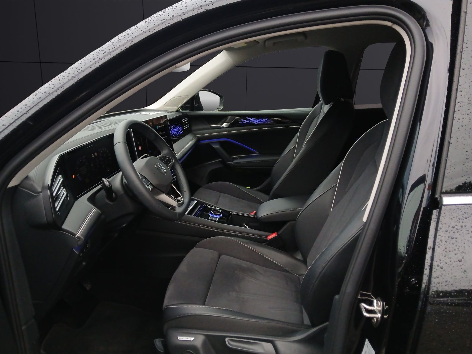 Fahrzeugabbildung Volkswagen Tiguan eTSI Elegance Matrix AHK Navi AID ACC RFK