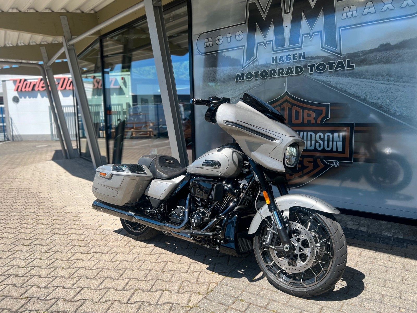 Fahrzeugabbildung Harley-Davidson Street Glide CVO Jekill & H-D Ape Lenker