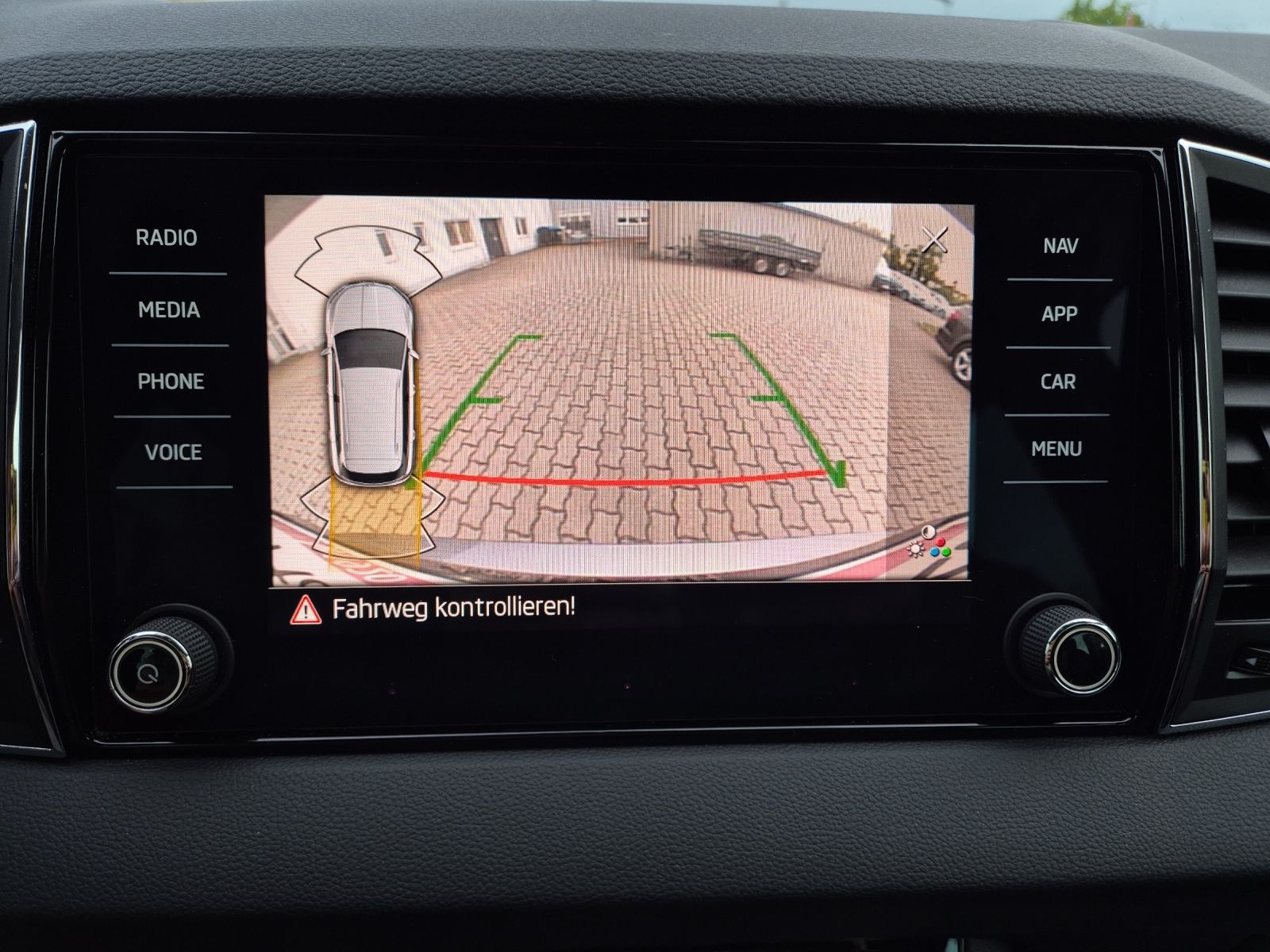 Fahrzeugabbildung SKODA Karoq TSI Tour DSG LED Navi ACC RFK SH