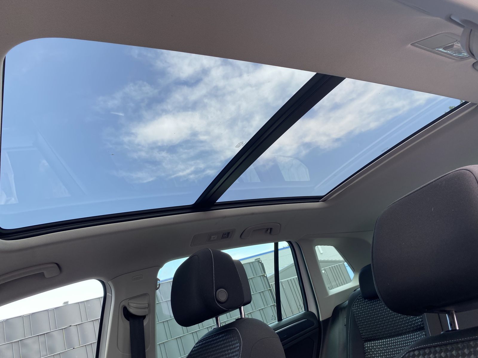 Fahrzeugabbildung Volkswagen Tiguan 1.5 TSI DSG United NAV+LED+AHK+PANO+360°