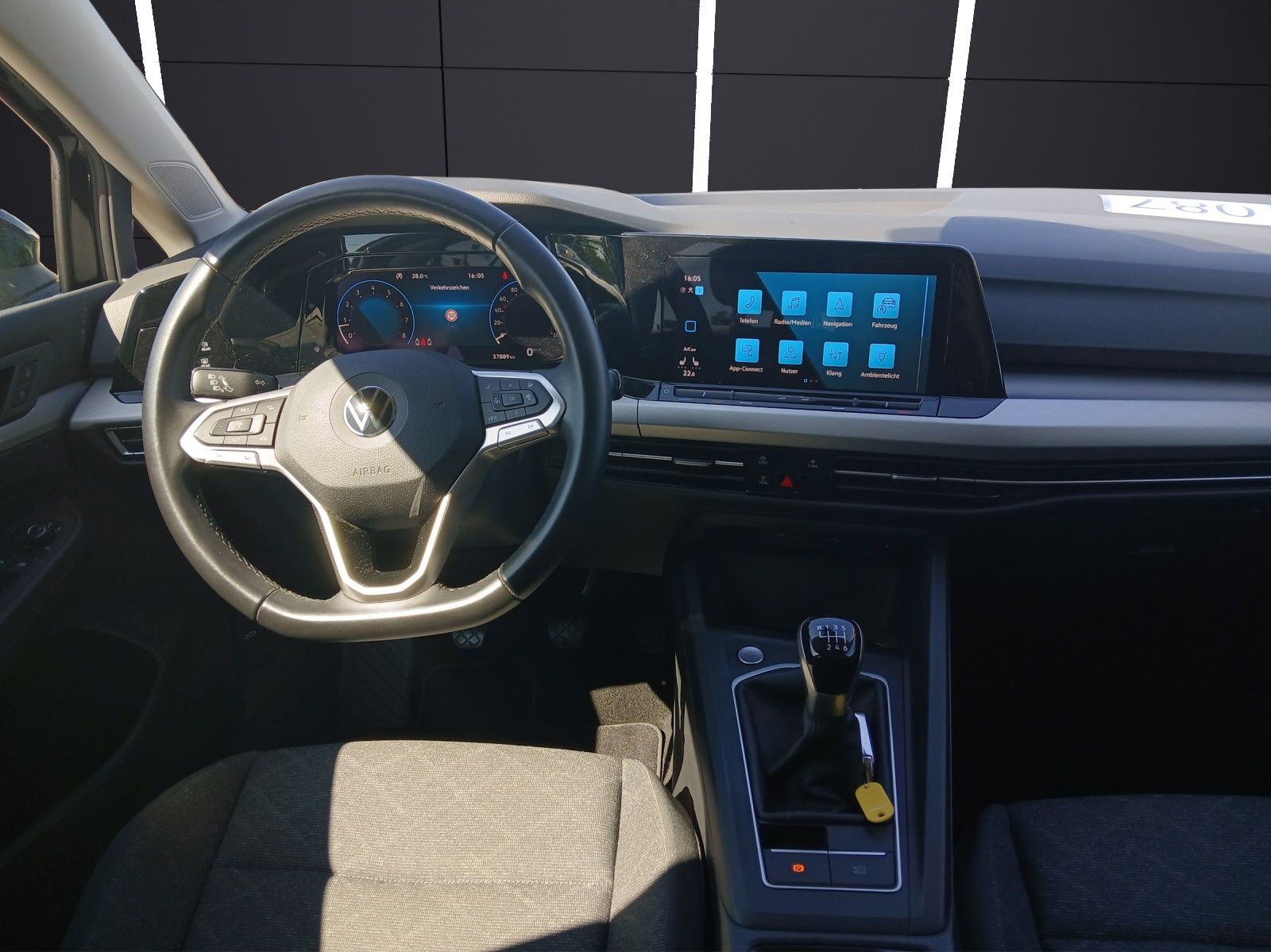 Fahrzeugabbildung Volkswagen Golf VIII Variant TSI Life Matrix AHK Navi AID A
