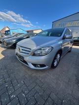 Mercedes-Benz B 180 B -Klasse B 180 - Mercedes-Benz B 180 mit Benzin-Antrieb: Bluetooth, Kleinwagen