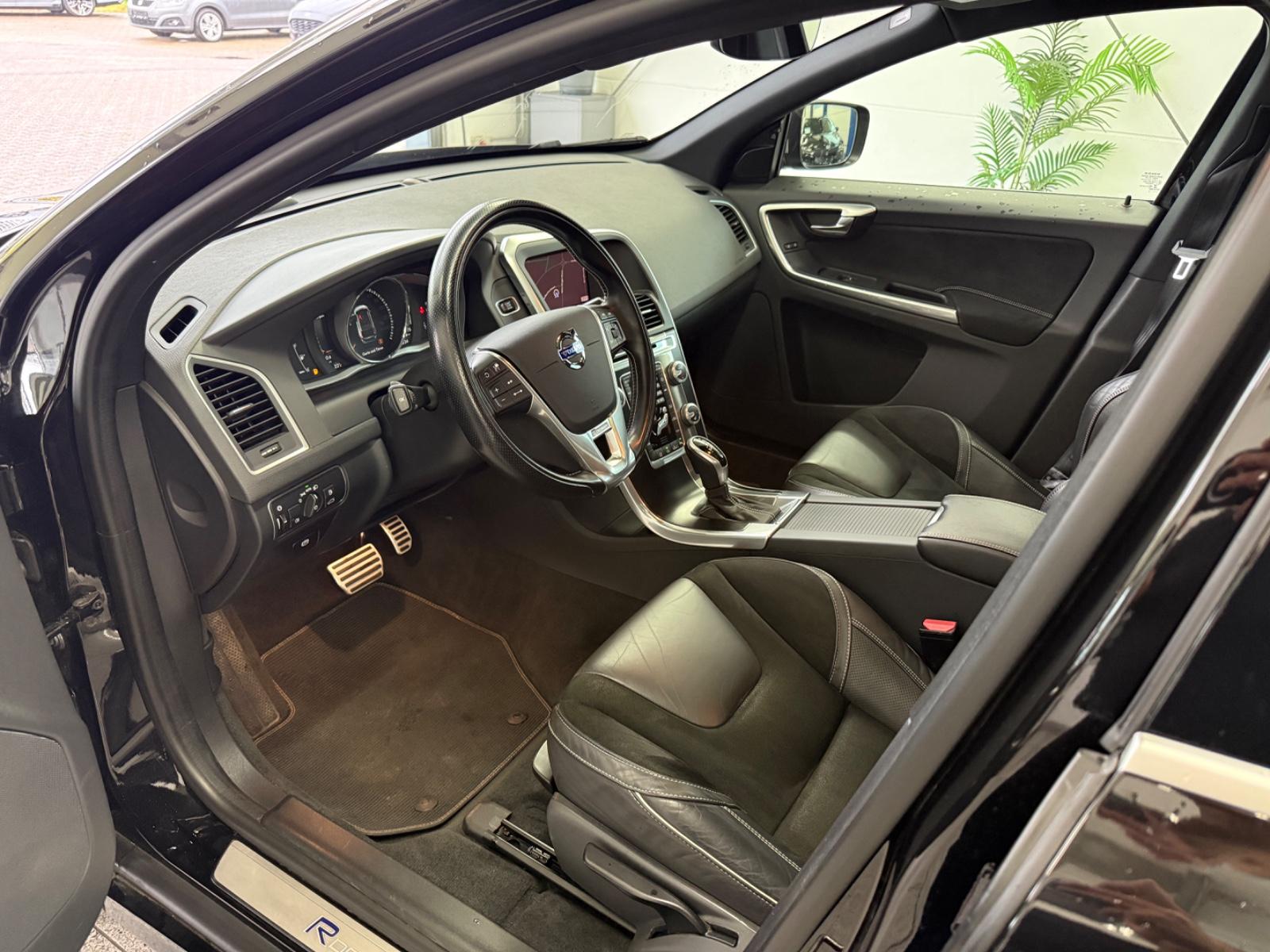 Volvo XC60 2.0 D4*MOMN*R-DSGN*2WD*ACC*PAN*CAM*BI-XN*AH