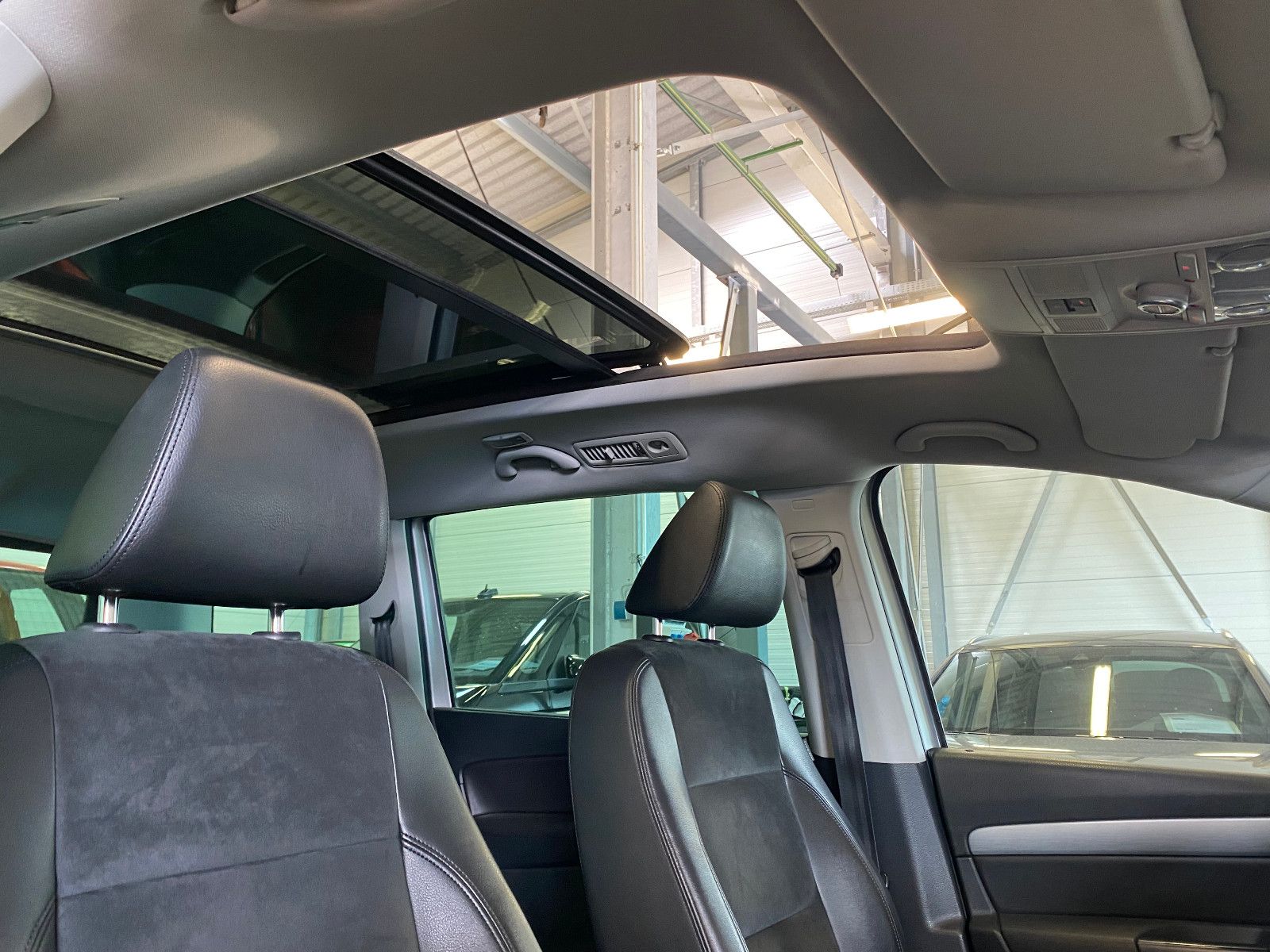 Fahrzeugabbildung Volkswagen Sharan Highline TDI DSG AHK DCC Pano Xenon Sthz