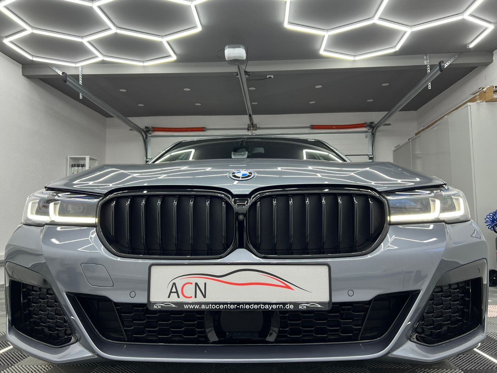 Fahrzeugabbildung BMW 530 e xDrive M SPORT/LASER/HuD/H&K/ACC/AMBI+
