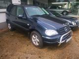 Mercedes-Benz Mercedes ML 320 Bj 2001 Schwarz 195700 KM AHK - gebrauchte Mercedes-Benz ML-Klasse aus dem Jahr 2001