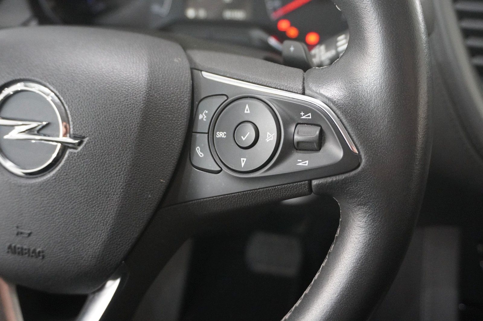 Fahrzeugabbildung Opel Grandland (X) 1.6T HYBRID NAVI/KAMERA/SH/SPORT