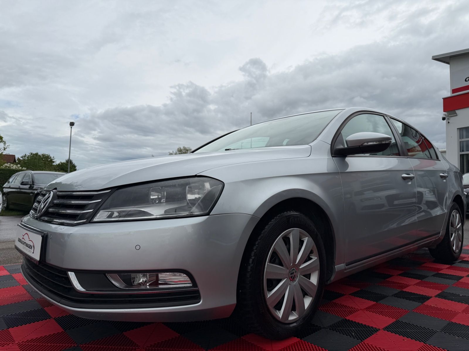 Volkswagen Passat - 1
